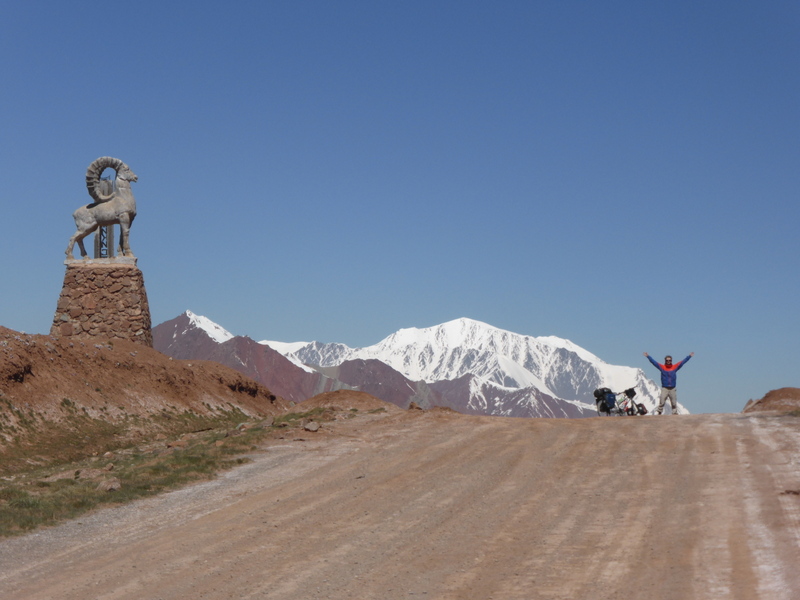 And we're at the top!! This pass at ~4300m marks the boundary between Tajikistan and Kyrgyzstan